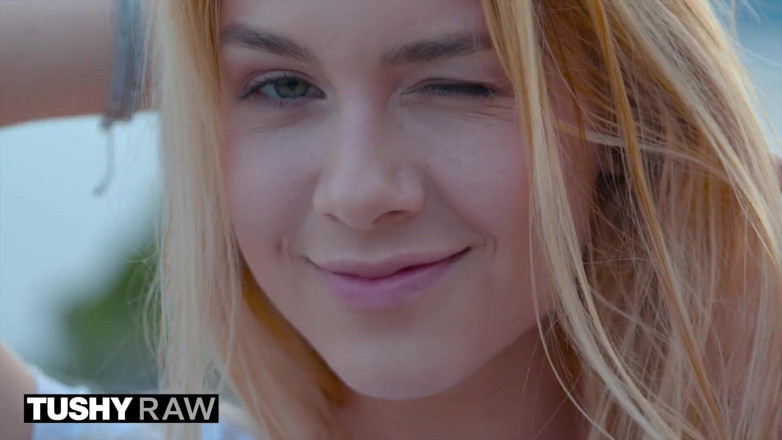 Tushyraw: Tushyraw - blonde studente wordt geolied en gaapt