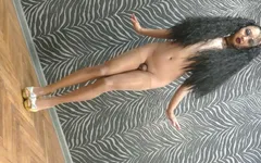 Sexy maricas ponyboy mostrando seu corpo nu e salto alto