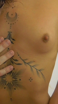 Shirley adore les petits seins