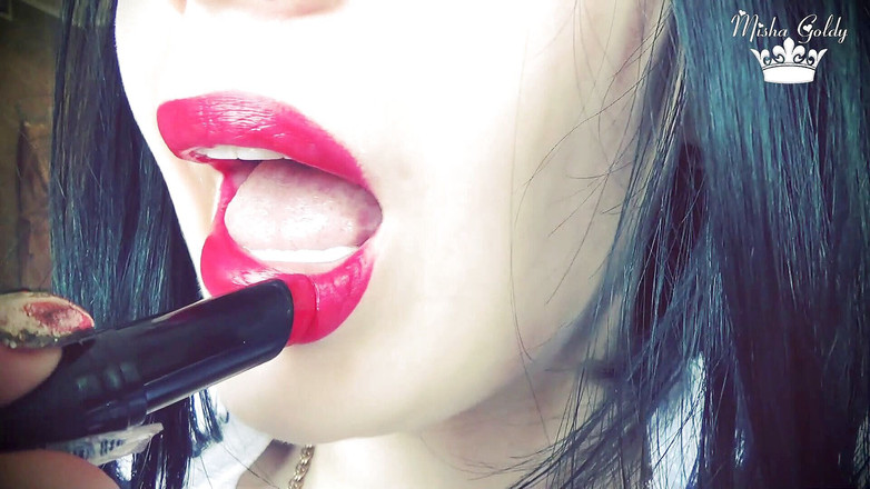 Goddess Misha Goldy: Svůdné červené rty škádlí