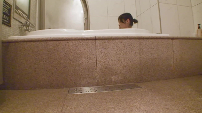 Asian Mature Climax: Casting torride dans la salle de bain avec une jolie...