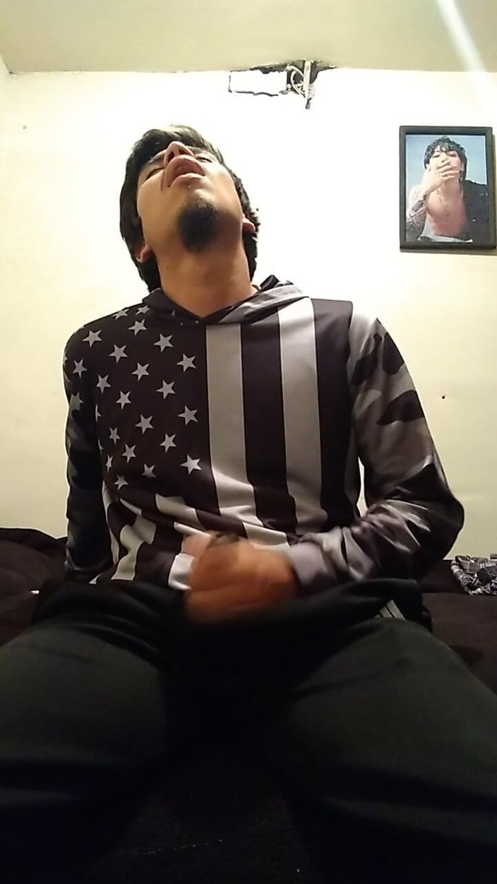 AlexAlejandro13: Un uomo seducente con un cazzo enorme gli fa sborrare...