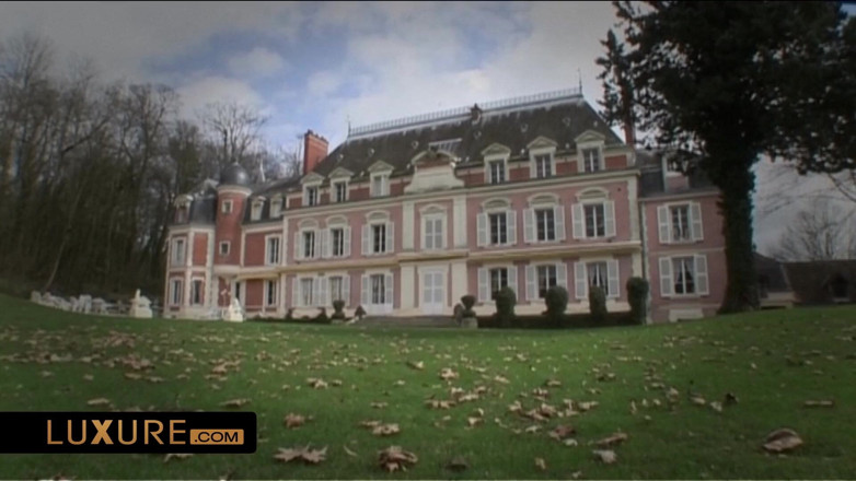 Luxure: As mulheres estão no comando do castelo swinger