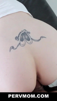 하드코어하게 일하는 남편과 전화하는 동안 그녀의 진짜 배다른 아들을 따먹는 POV 빨간 머리 섹시녀 단계 엄마