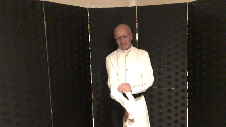 DocRough: Tanya paderi saya di bawah jubah saya