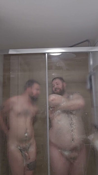 Beruang Dalam Mandi! (Tiada Seks)