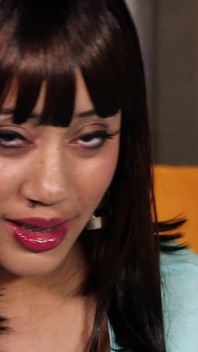 Roxi Red Ripped Clothes e Massive Natural Tit-tunnel