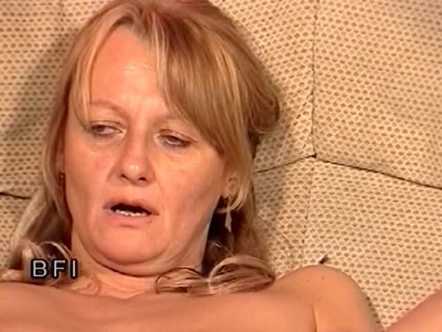 Pissing Girls: Piss shower in vintage action