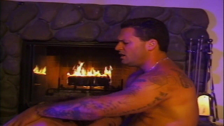 Goldenxtapes: 若いブルネットの美女が暖炉のそばで指でオーガズムに達する