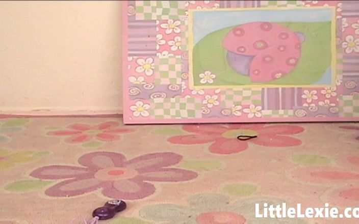 Little Lexie: オーガズムに達するまで彼女の猫を指で弄るブロンドのアメリカ人ティーンガール