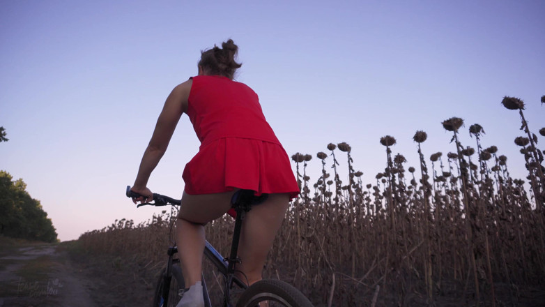 Teasecombo 4K: Plimbare sexy cu bicicleta sub fustă închinare cu curul
