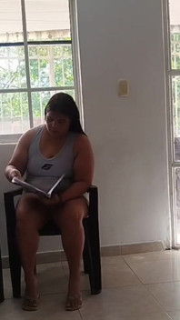 Profesoara de engleză a fiului meu vitreg mă invită la ea acasă și ajung să-i fut fundul mare și să-mi las sperma în gura ei