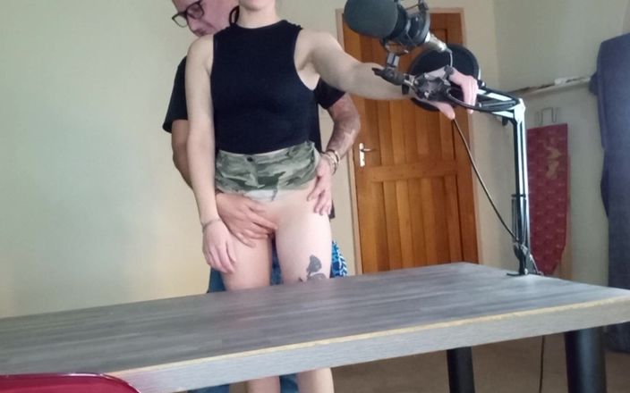 Mysticbabe8: Šukám mého sousedova manžela, zatímco on byl podcasting