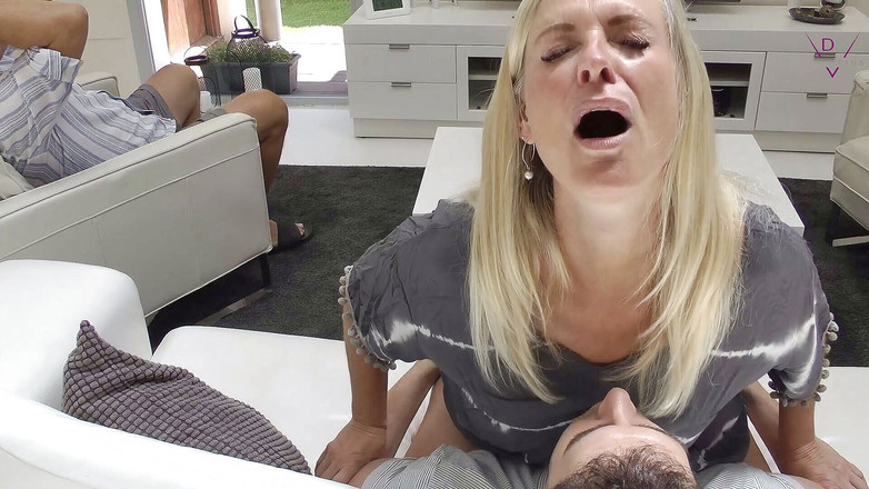 Dirty Tina: Sleduje fotbal - šukám jeho kamaráda!