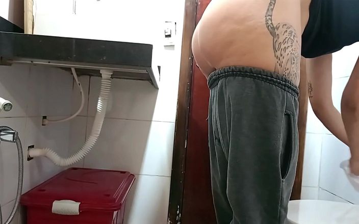 Gabi SweetCouplesStories: Покоївка спіймана у ванній кімнаті.
