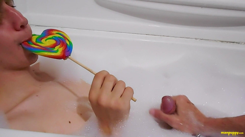 Man Puppy: 年齢が浴槽で手コキをプレイ