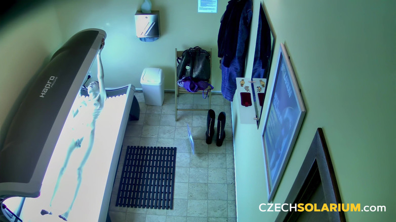 Czech Solarium: Чешский солярий 44: стройная молодая женщина показывает обнаженной в солярии
