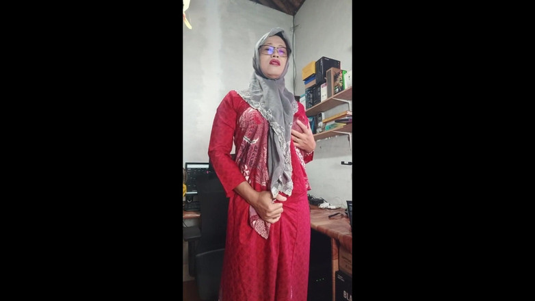 Mitha Zhe: Hijab ladyboy sborra masturbando
