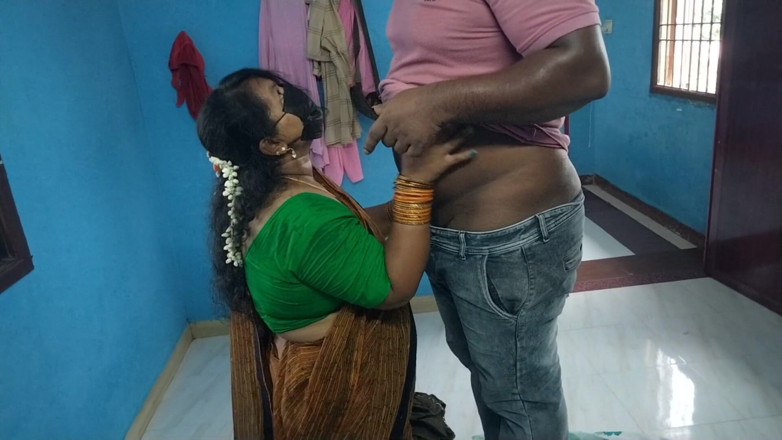Tamil lesbian: ghar ke maalik ke saath ilektrishiyan seks. hot seksi baat...