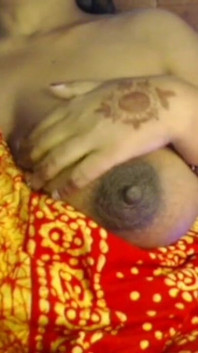 Цицьки грають, облизуючи пахви, короткий.