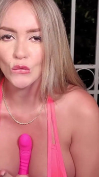 Brincando com minha buceta rosa, você gosta de como eu me masturbo só por sua causa
