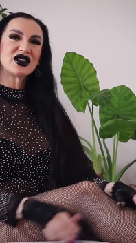 Bruxa de unhas longas coloca um feitiço em você