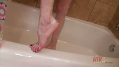 ATKIngdom: Aiden Ashley si insapona sotto la doccia