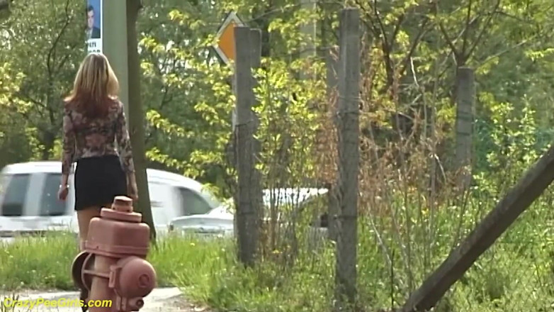 Crazy pee girls: Молода красуня з маленькими цицьками писяє на публіці