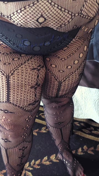 Awek montel super saiz montel super saiz dalam pantyhose dan pakaian mini ketat, kaki seksi panas