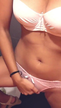 Indiana sexy menina se masturbando e gozando em um banheiro