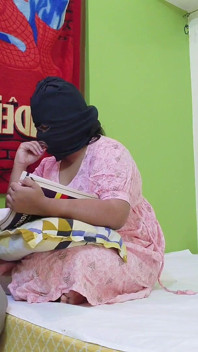 Cikgu Hindi India dikongkek panjang dan keras apabila dia didapati seksi bercakap dengan teman lelakinya dalam telefon