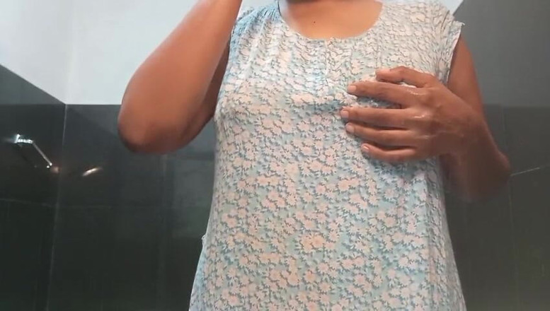 Miya White: Melancap dengan jari sengit dengan kelentit dan penembusan
