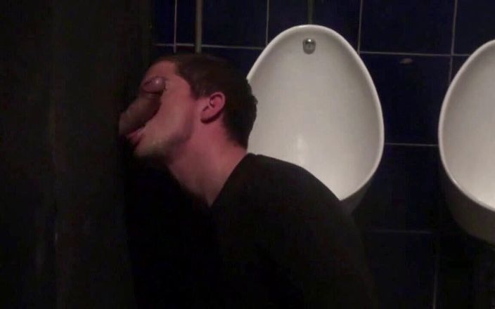 Gaybareback: Dick sukkel op kijkgaten in het toilet