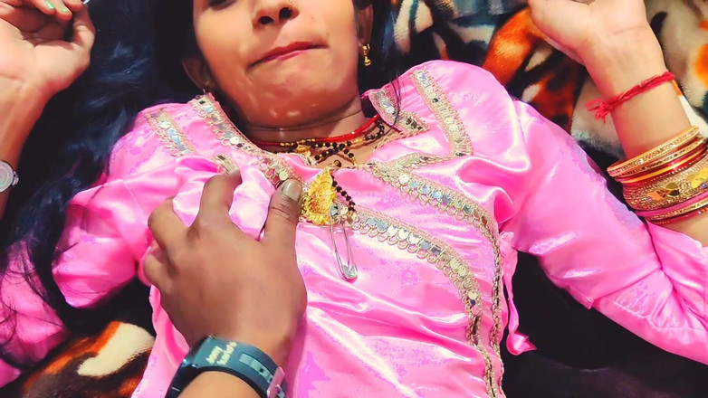 BadAim6: 热辣的 18+ 印度农村女孩紧致阴户操逼，印度美丽的当地女孩第一次与大黑鸡巴印地语性爱