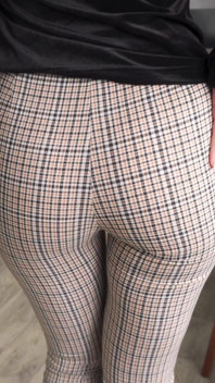 La lavoratrice dell'impiegata mostra il culo in pantaloni super attillati
