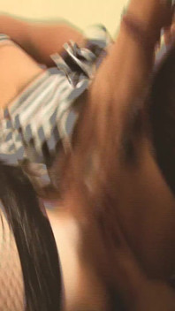 Scena di gruppo sessuale 2_blonde e milf tettona bruna condividono il cazzo di un uomo di pelle mascherato