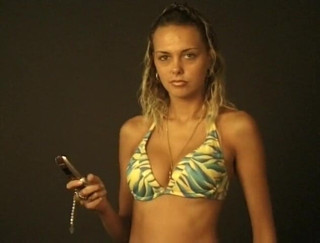Flash Model Amateurs: Ela está falando no telefone de biquíni