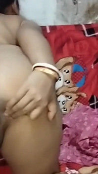 Bhabhi ukazuje svůj roztrhaný zadek