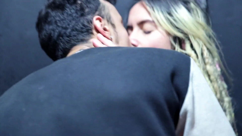 Quente club: Trova un vecchio video sessuale e si masturba
