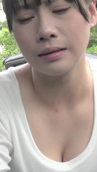 สาวผู้ใหญ่หุ่นหุ่นเป๋และเสน่ห์ตัวหนาอวดความกล้าหาญของเธอในเซสชั่นอุ่นที่ 1