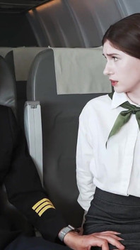 L'aspirante assistente di volo hot pearl riceve un'intervista molto pratica con perv pilot