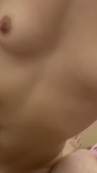 Petite brune avec un collier croix - pipe en POV