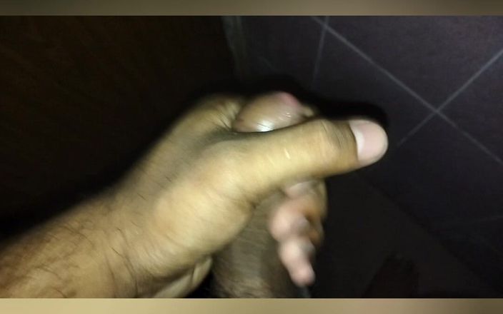 King big cock: Une grosse bite indienne se fait masser pour la première...