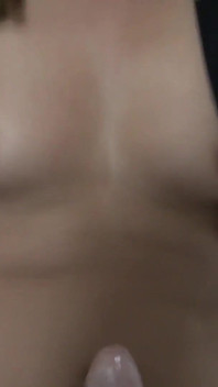 Ma Belle-mère Oblige Et Me Laisse Jouir Sur Ses Seins En Caressant Le Sperme Sur Eux.