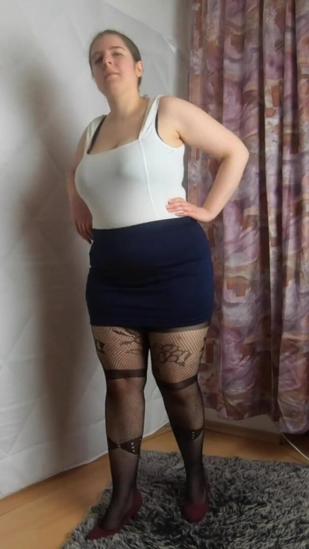 Lingerie Review: Skirt mini tumit dan stoking jala tidak ditapis