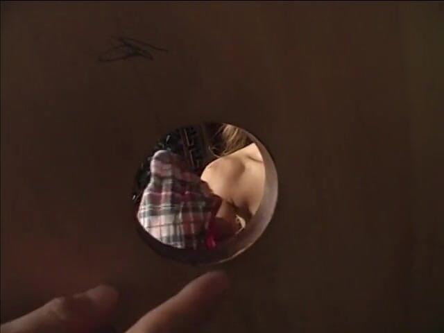 Glory Hole Babes: Bella ragazza viene sborrata in faccia nella cabina delle confessioni...