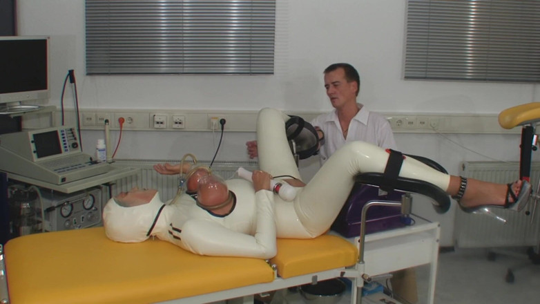 Rubber & Clinic Studio - 1ATOYS: Bizarro sonho de máquina de foder