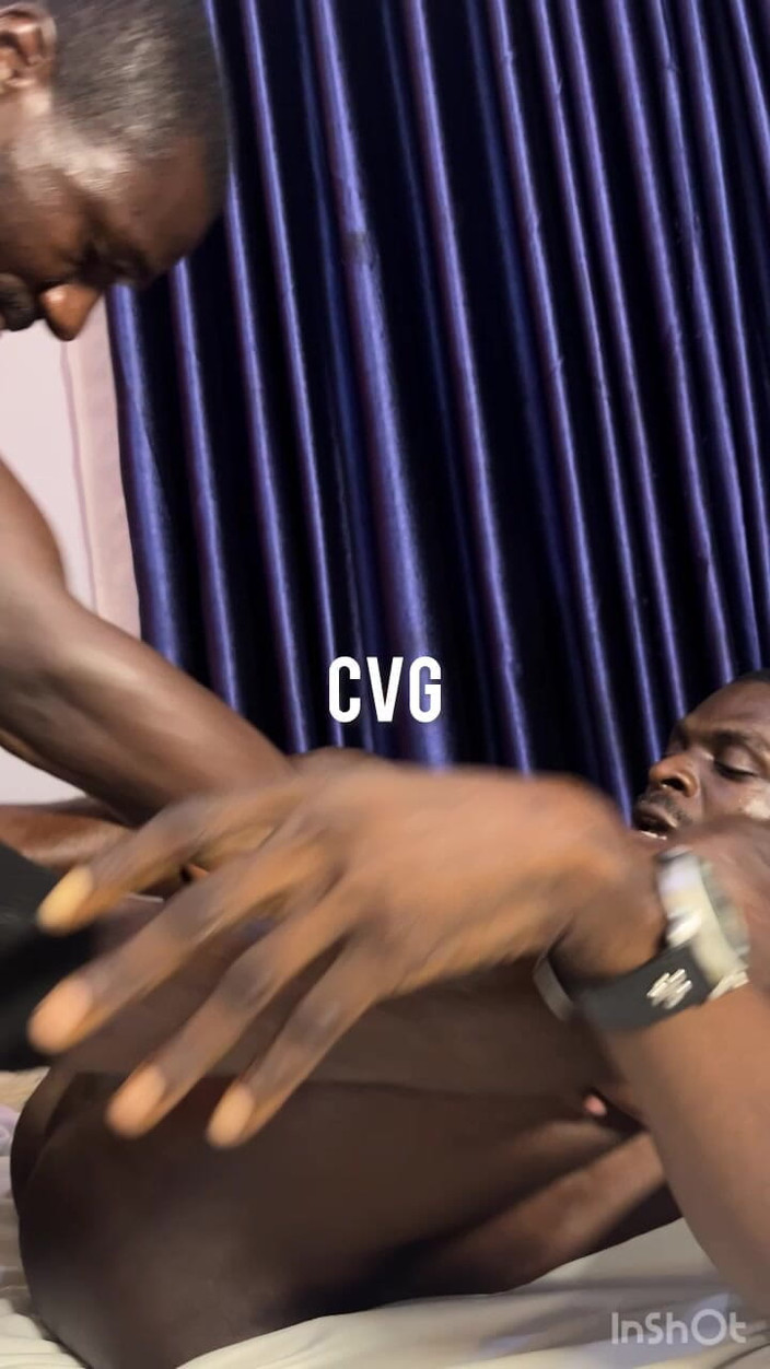 Creamyverseguy2: वह बिना चिकनाई के मुझे चोदता है