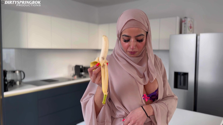 Aaliyah Yasin: Fată musulmană flămândă se rupe rapid cu mare și neagră