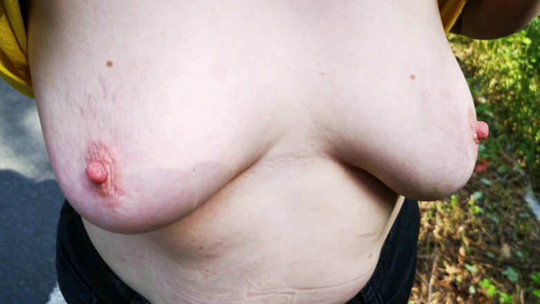 Bouncy Tits Action: Peitos tapados na rua